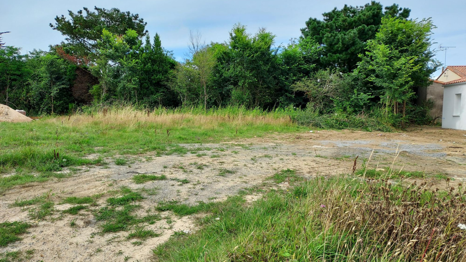 Terrain constructible de 695m2 à Saint-Michel-Chef-Chef